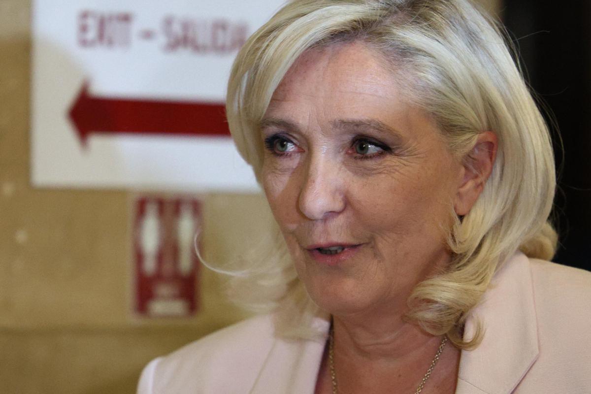 Marine Le Pen condannata, un anno con il braccialetto elettronico: "Io innocente, a oggi sono candidata a elezioni presidenziali" - 