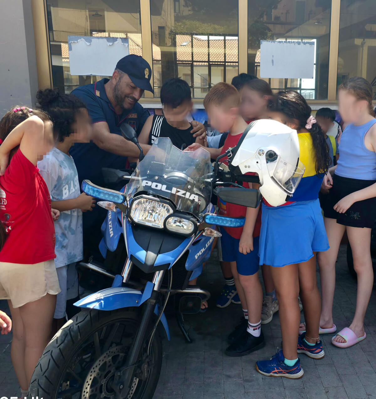 Polizia di Stato incontra 120 bambini dell'Istituto San Luigi ad Acireale - 