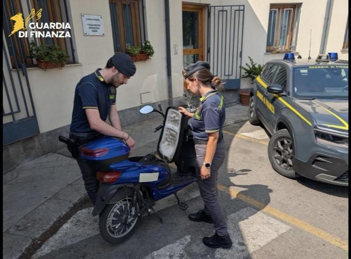 Sequestrati in tutta Italia migliaia di scooter illegali: venivano venduti come bici elettriche - 
