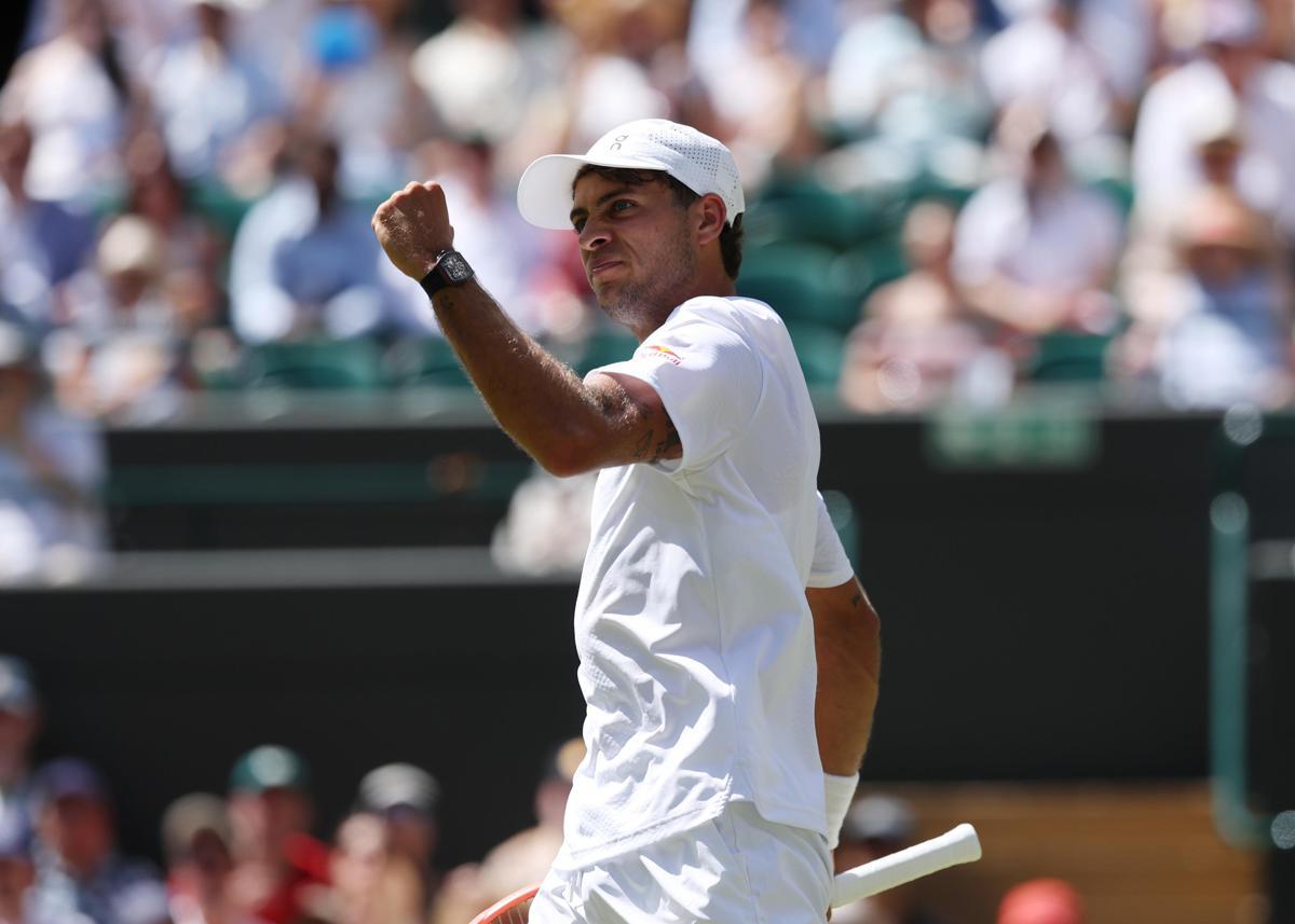 Cobolli, quarti a Wimbledon ed esultanza alla Ronaldo. Poi chiede una casa... in prestito - 