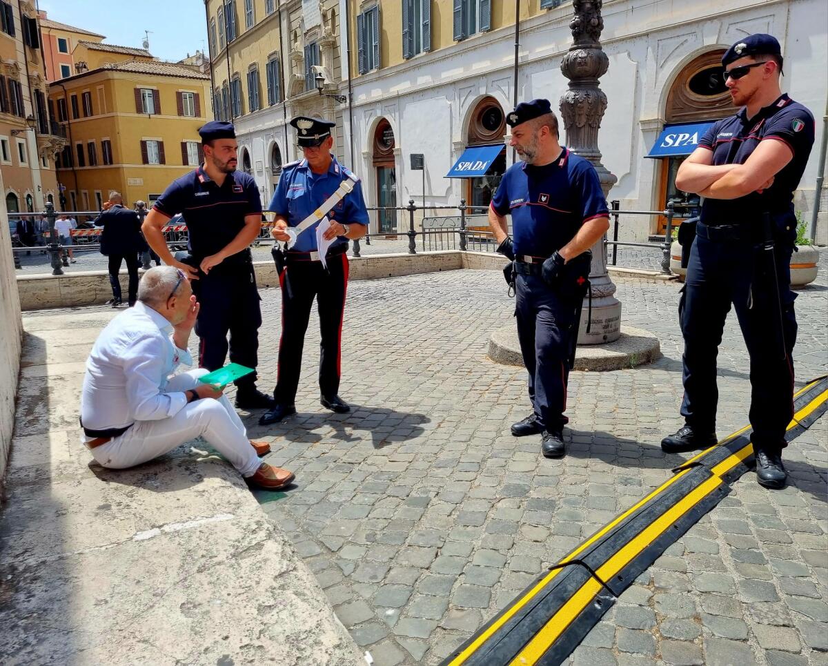 Roma: uomo si ferisce con una lametta all’ingresso della Camera in piazza Montecitorio - 