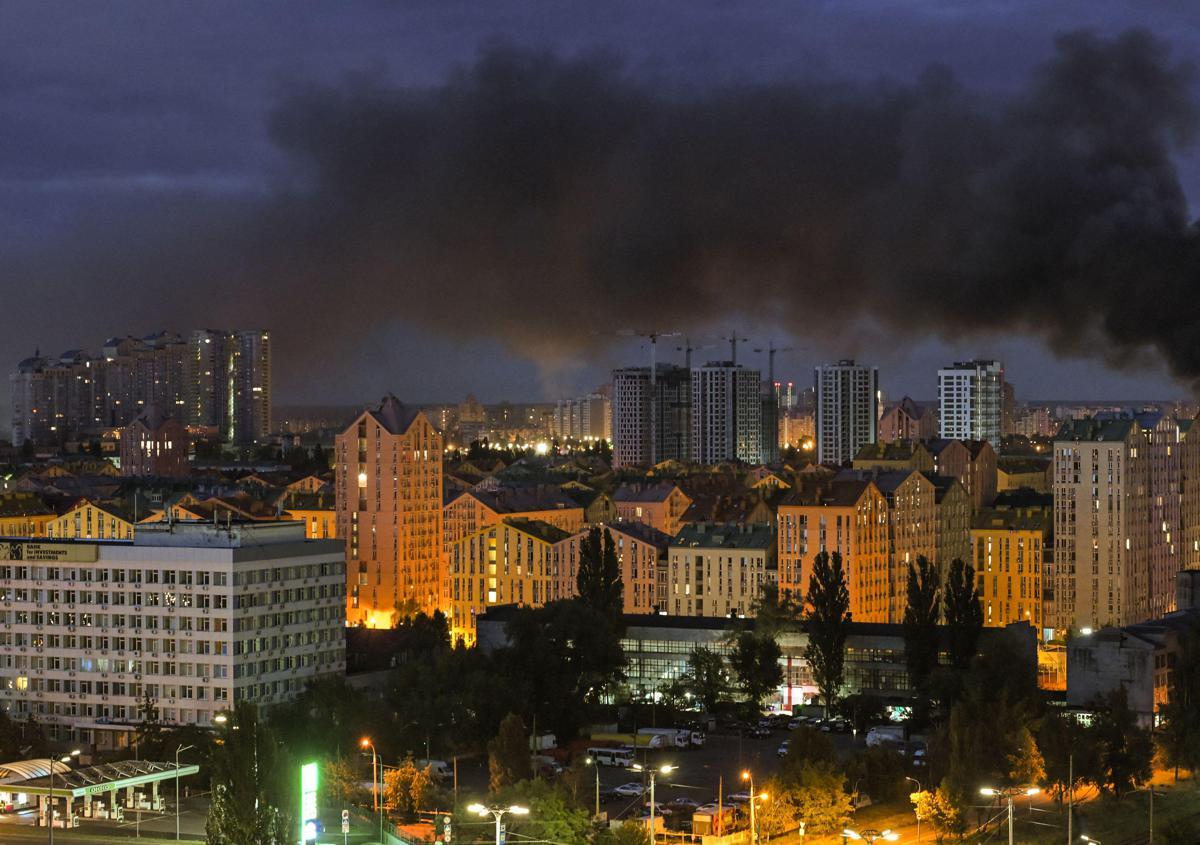 Ucraina, nuovi russi nella notte su Kiev. Attaccata con droni raffineria di petrolio in Russia - 