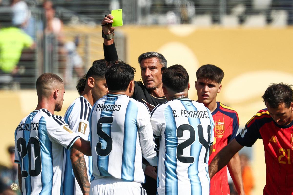 Spagna-Argentina, maxi rissa, infortuni e un rosso. E Messi prova a far espellere Cucurella - 