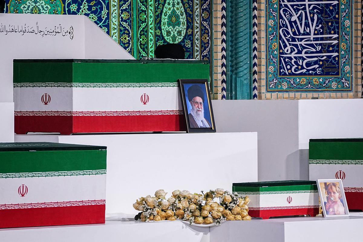 Iran, preghiera funebre per Khamenei: ci sono tre figli ma non Mojtaba - 