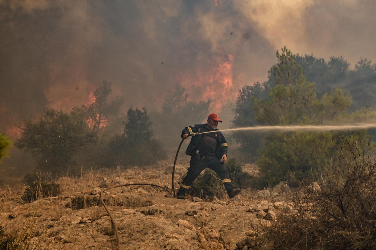 Maxi incendio a Creta, morti due vigili del fuoco: bruciati vivi intrappolati nelle fiamme - 