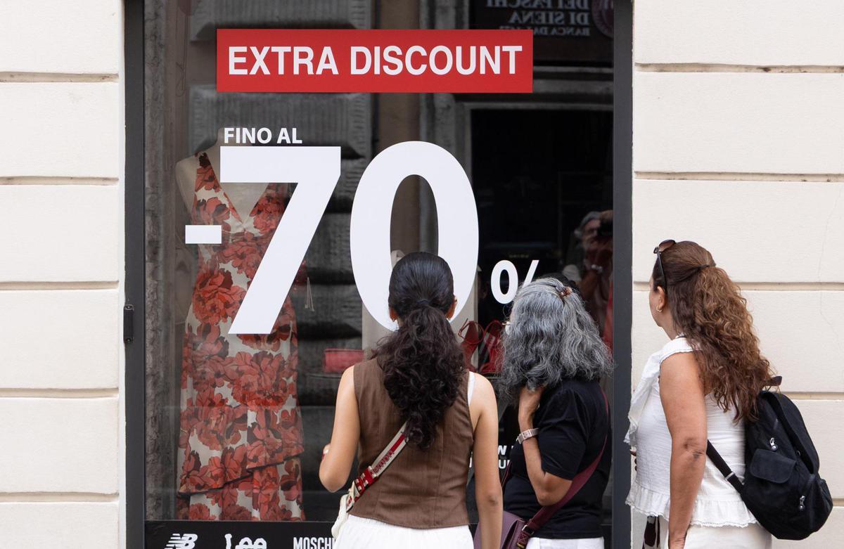 Saldi estivi al via, ribassi in tutta Italia ma il caro-vita frena lo shopping - 