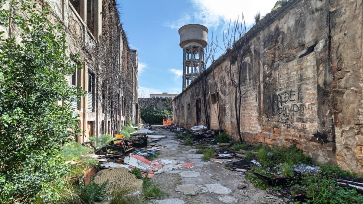 Raid vandalico alla ex Chimica Arenella: catenaccio distrutto, M5S chiede bonifica immediata - 