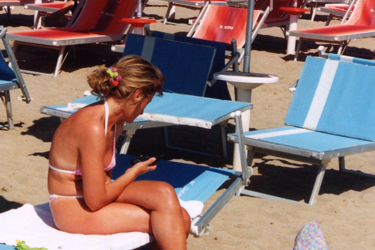 Dagli occhiali al portafogli, ecco gli oggetti più dimenticati dai bagnanti in spiaggia - 