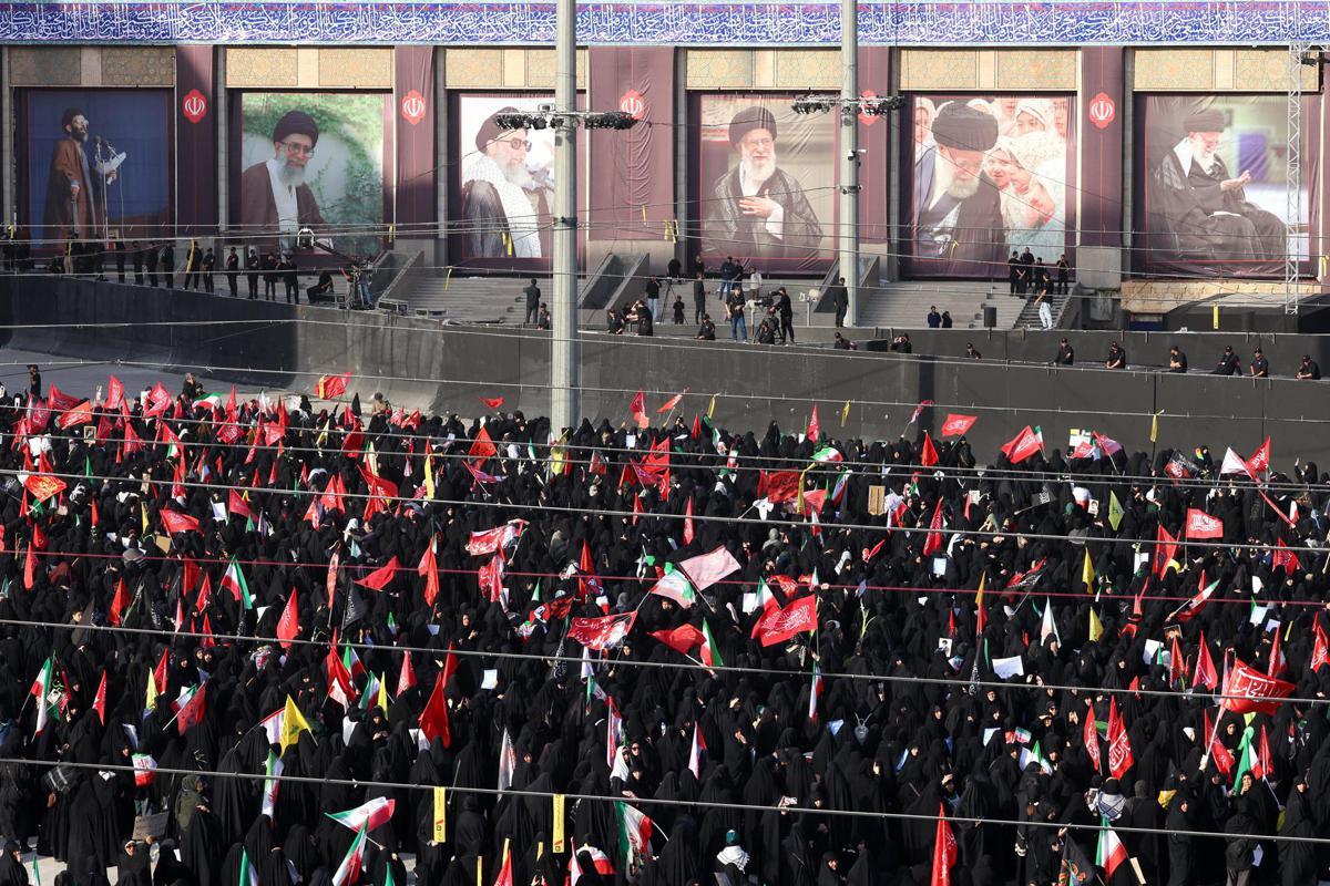 Iran, iniziati i funerali di Khamenei: slogan contro Usa e Israele a Teheran - 