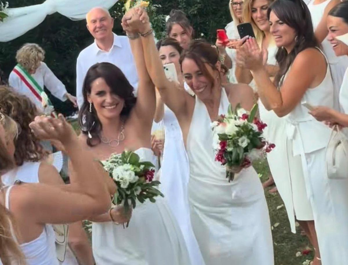 Francesca Vecchioni sposa la compagna Sara: la 'benedizione' ironica del padre Roberto - 