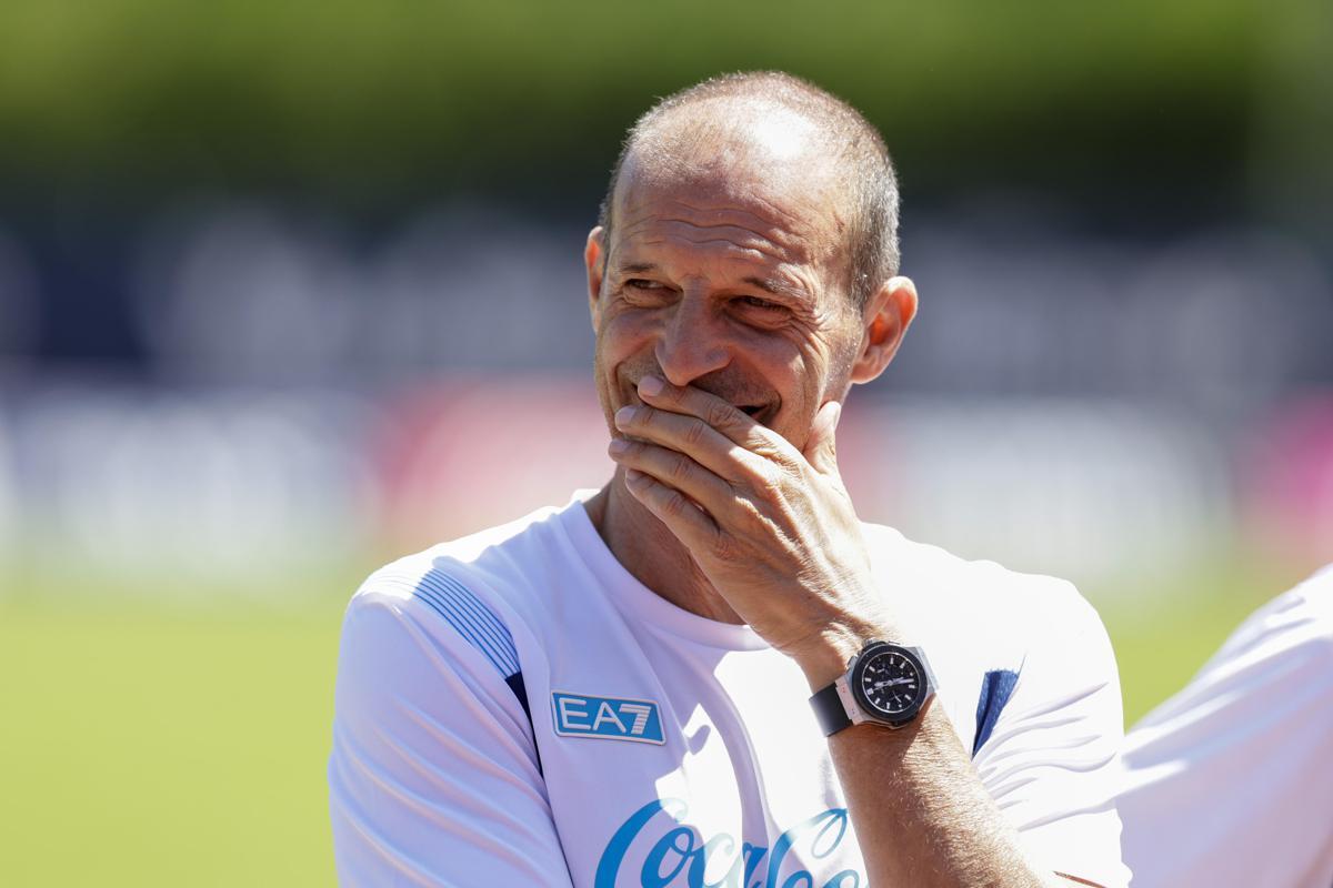 Napoli, "chi non salta juventino è". E Allegri non salta - Video - 