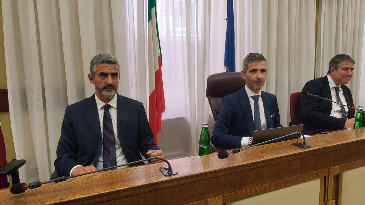 Commissione Covid: Fraccaro nega di aver informato Conte sulle mascherine ritenute inidonee - 