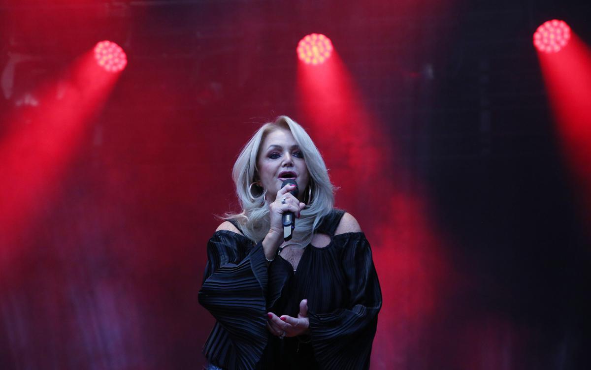 Addio a Bonnie Tyler, muore a 75 anni la voce roca del rock romantico - 