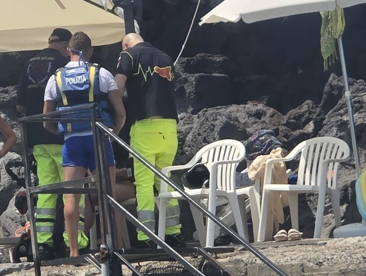 Polizia salva turista 60enne trascinata dalla corrente da Capomulini alla Timpa di Acireale - 