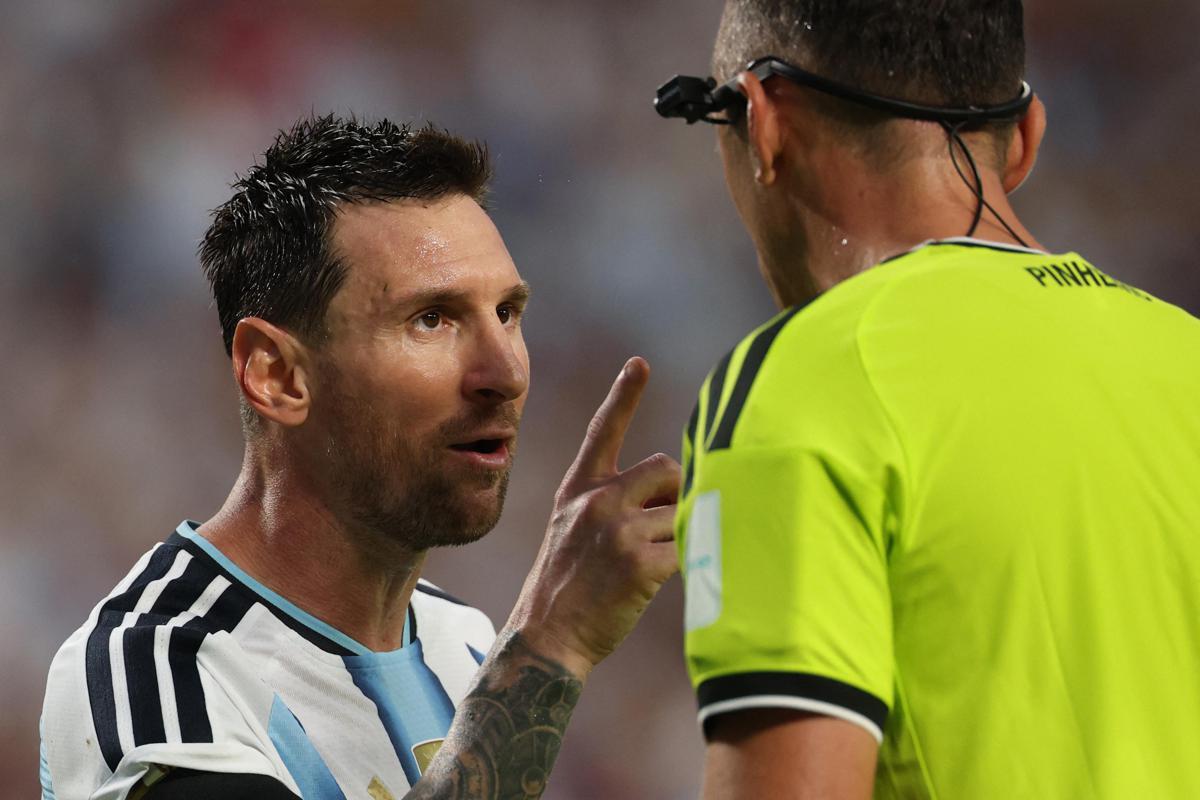 Argentina, Messi litiga con l'arbitro: "Non mancarmi di rispetto" - 