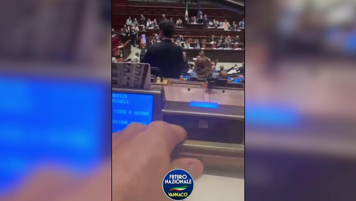 Legge elettorale, i "Vannacciani" si filmano mentre votano: "Traditori della destra non siamo noi" - Video - 