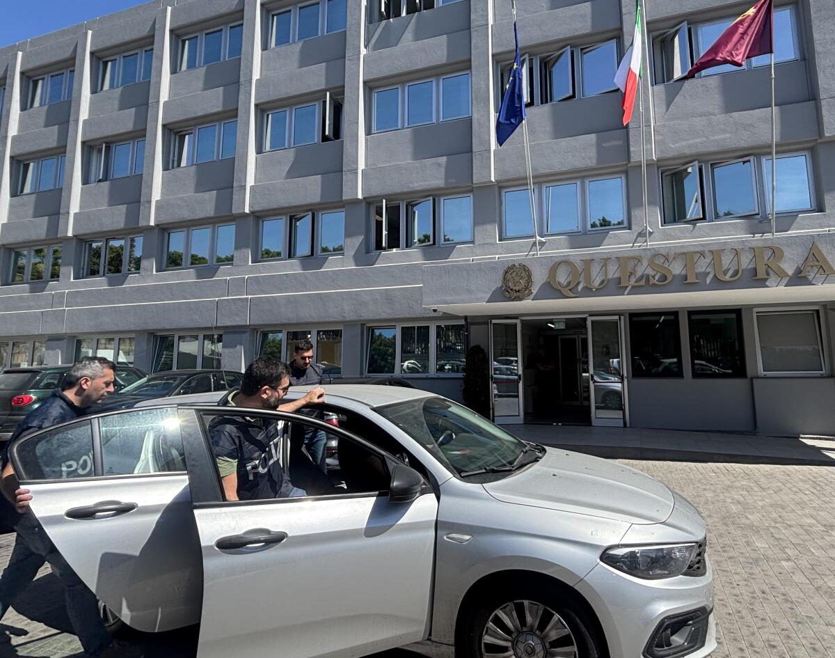 Nascondeva eroina nelle scarpe: arrestato a Catania un 62enne - 