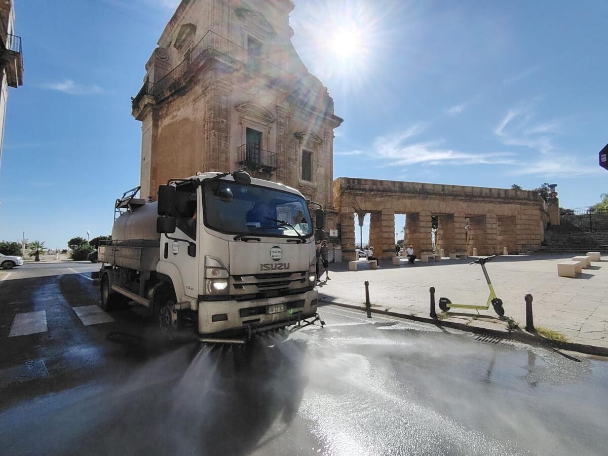 Festino di Santa Rosalia: Rap mobilita oltre 100 operatori e avvia pulizia notturna per il centro storico - 