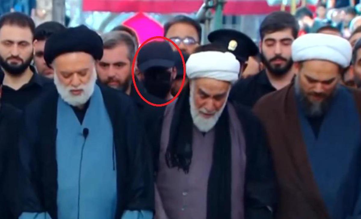 Funerali di Khamenei, spunta un uomo col volto coperto: sui social è caccia a Mojtaba - 