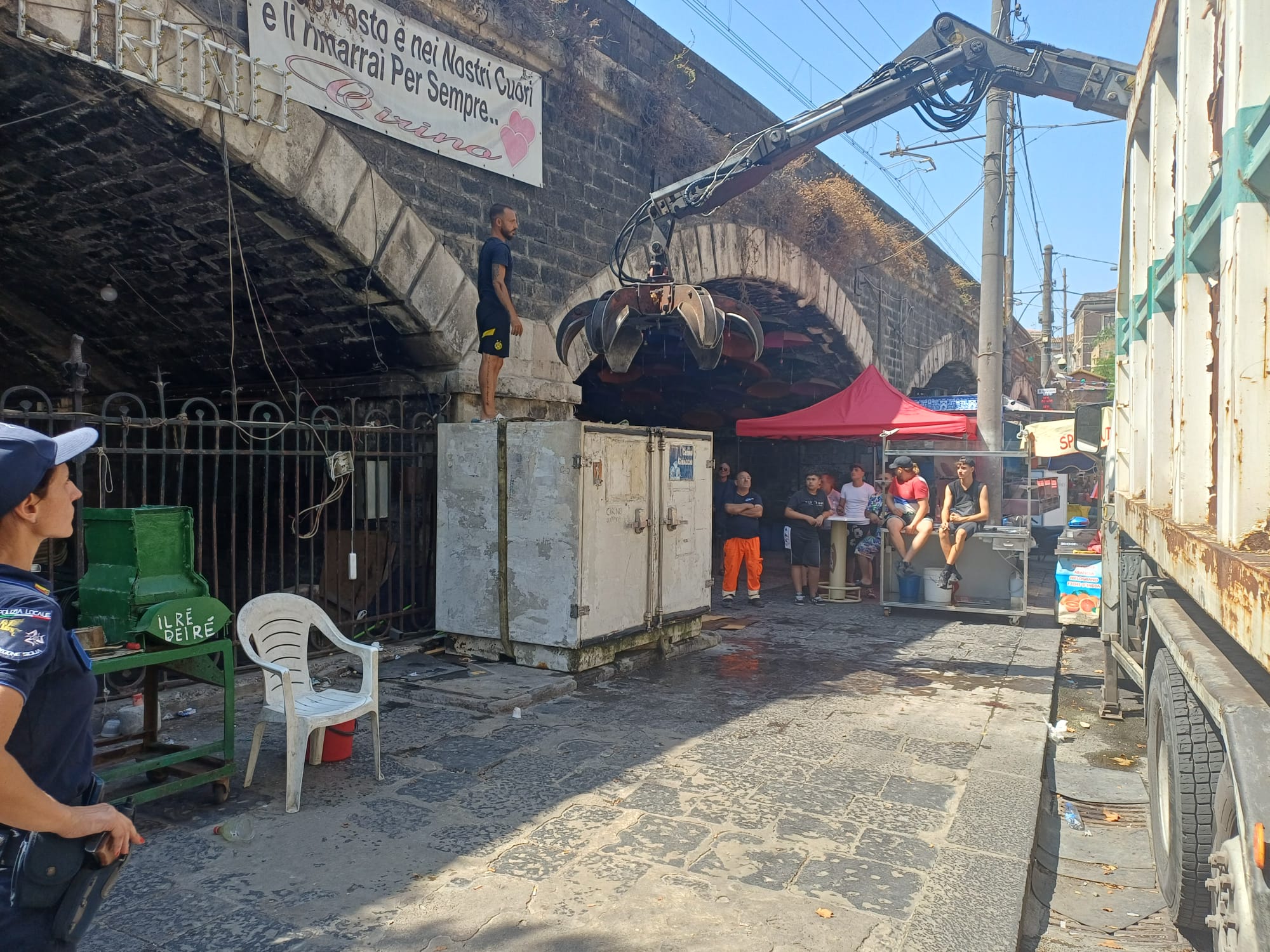 Catania, rimossi due banconi abusivi all'ingresso della Pescheria in via Dusmet - 