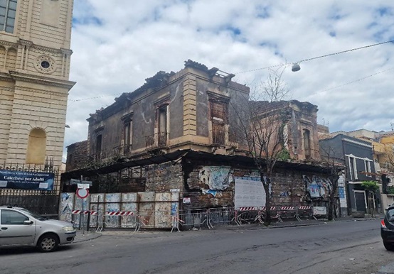 Crollo di calcinacci in via Plebiscito: gara per demolizione, lavori inizio immediato - 