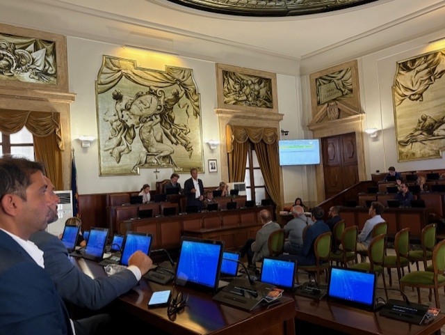 Catania, Consiglio comunale: due OdG approvati per tutelare i 370 lavoratori Pfizer - 