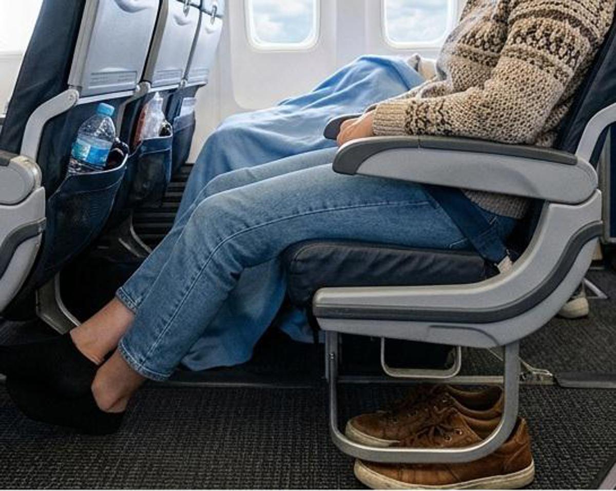 Lunghi viaggi in aereo? Guai a togliere le scarpe: i consigli anti trombosi - 