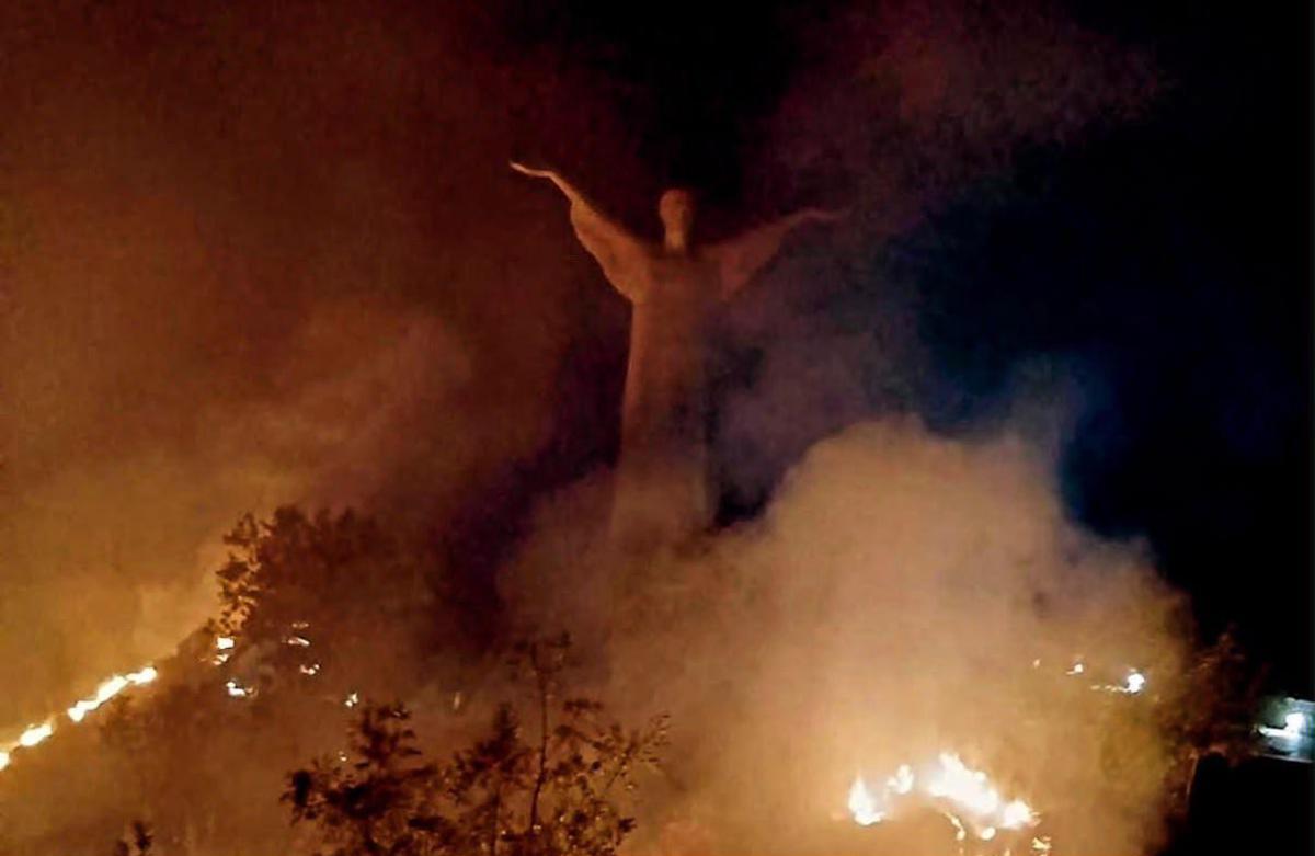 Fiamme lambiscono statua Cristo a Maratea. Bardi: ''Attacco a simbolo Basilicata nel mondo, punire responsabili dello scempio'' - 