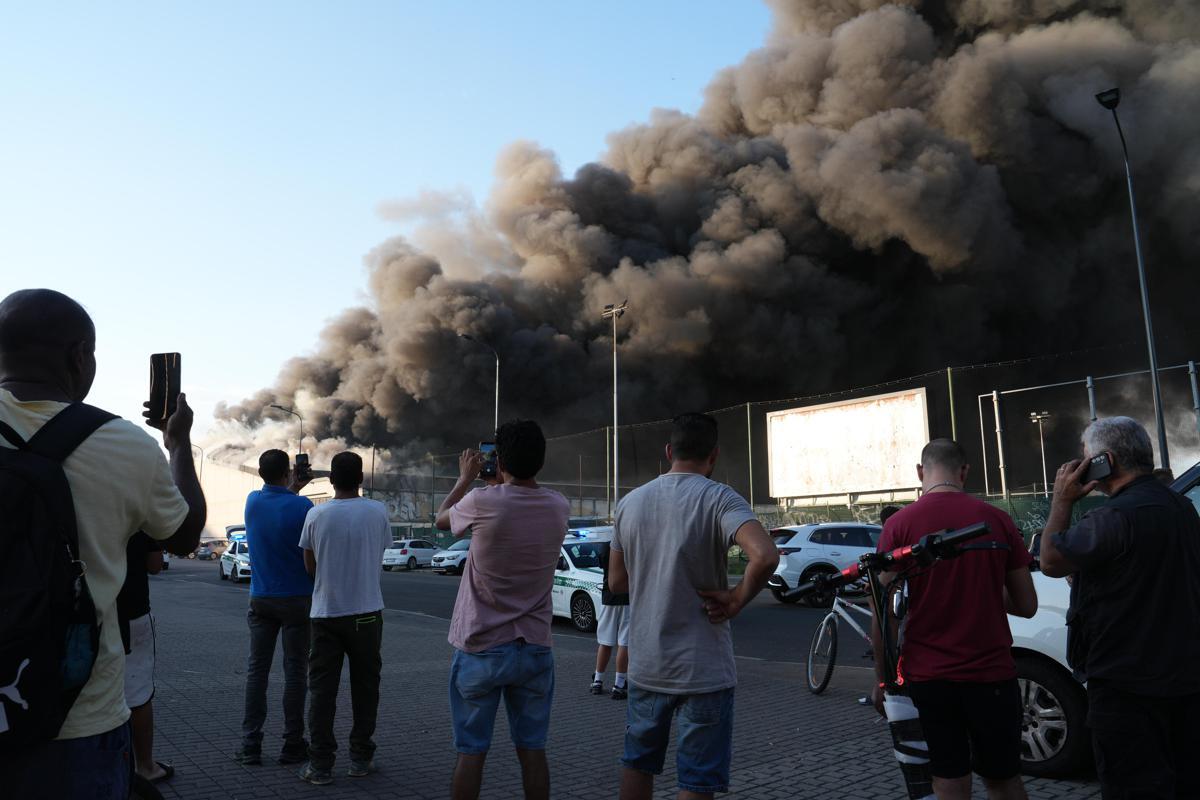 Milano, incendio in un capannone Bartolini e esplodono camion: città 'avvolta' dal fumo - Video - 