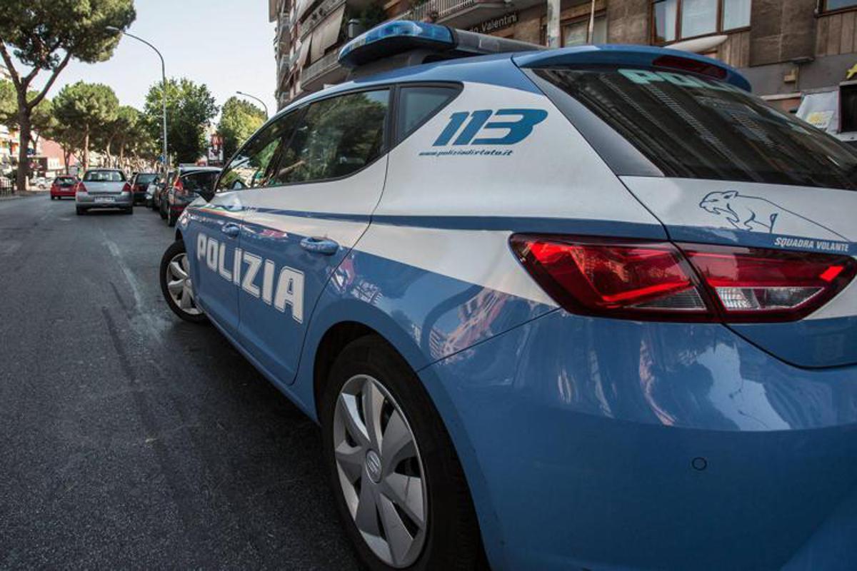 Roma, lancia sassi dal Muro Torto sulle auto: 29enne arrestato. Colpita anche auto della Polizia Locale - 
