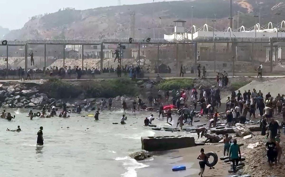 Emergenza migranti a Ceuta, almeno 18 morti. Meloni: "Pronti a stop Schengen con la Spagna" - 