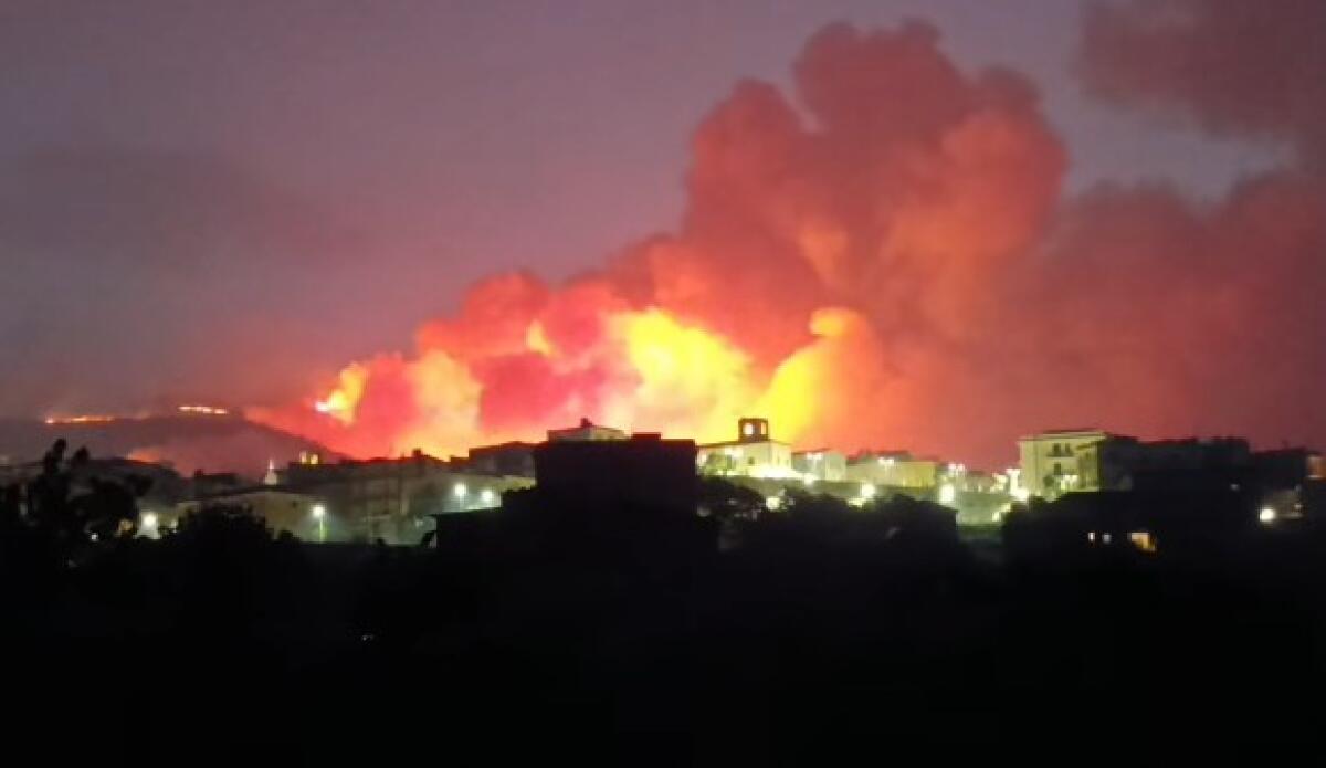 Incendi ad Agrigento: a Santo Stefano Quisquina ancora cinque fronti attivi, sindaco chiede stato di calamità - 