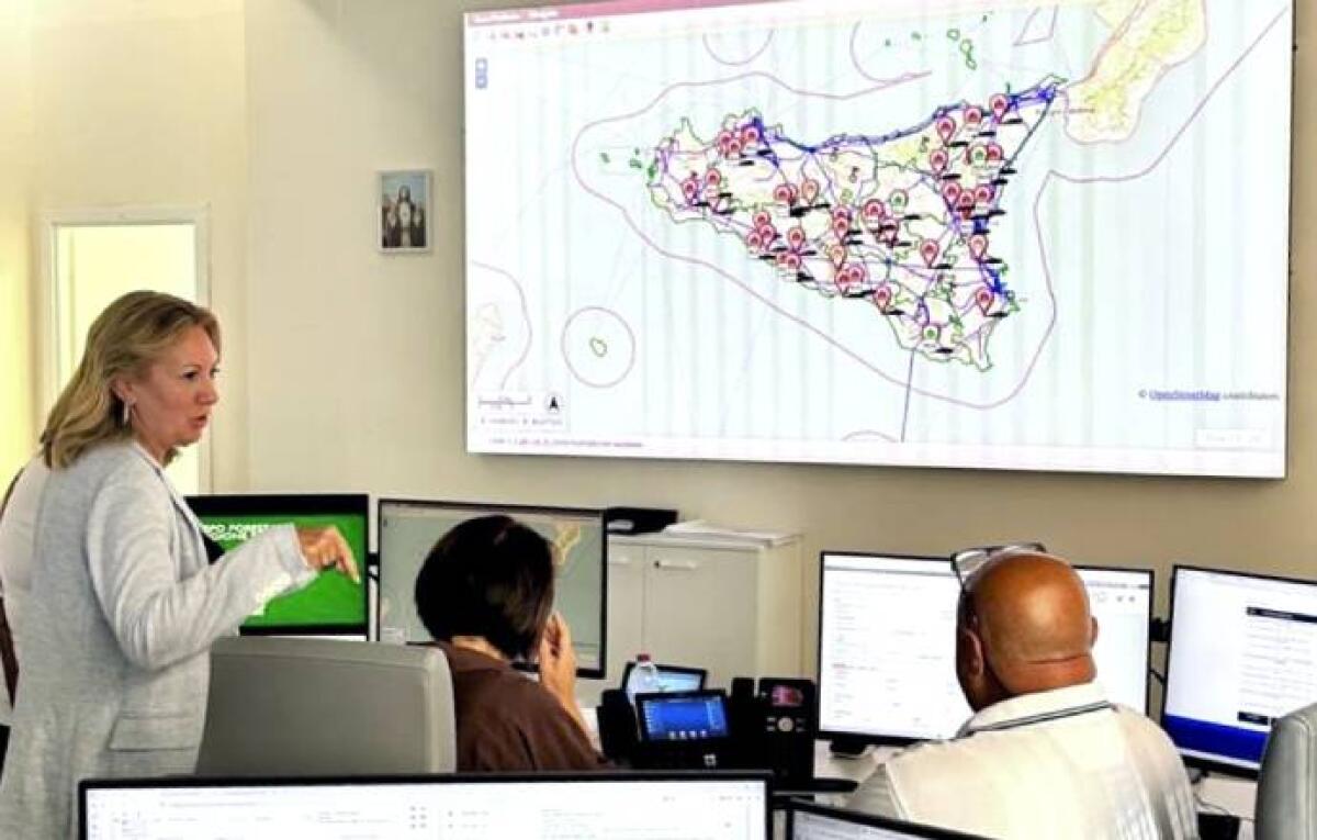 Incendi in Sicilia: Savarino visita la Sala operativa unificata e ringrazia i soccorritori - 