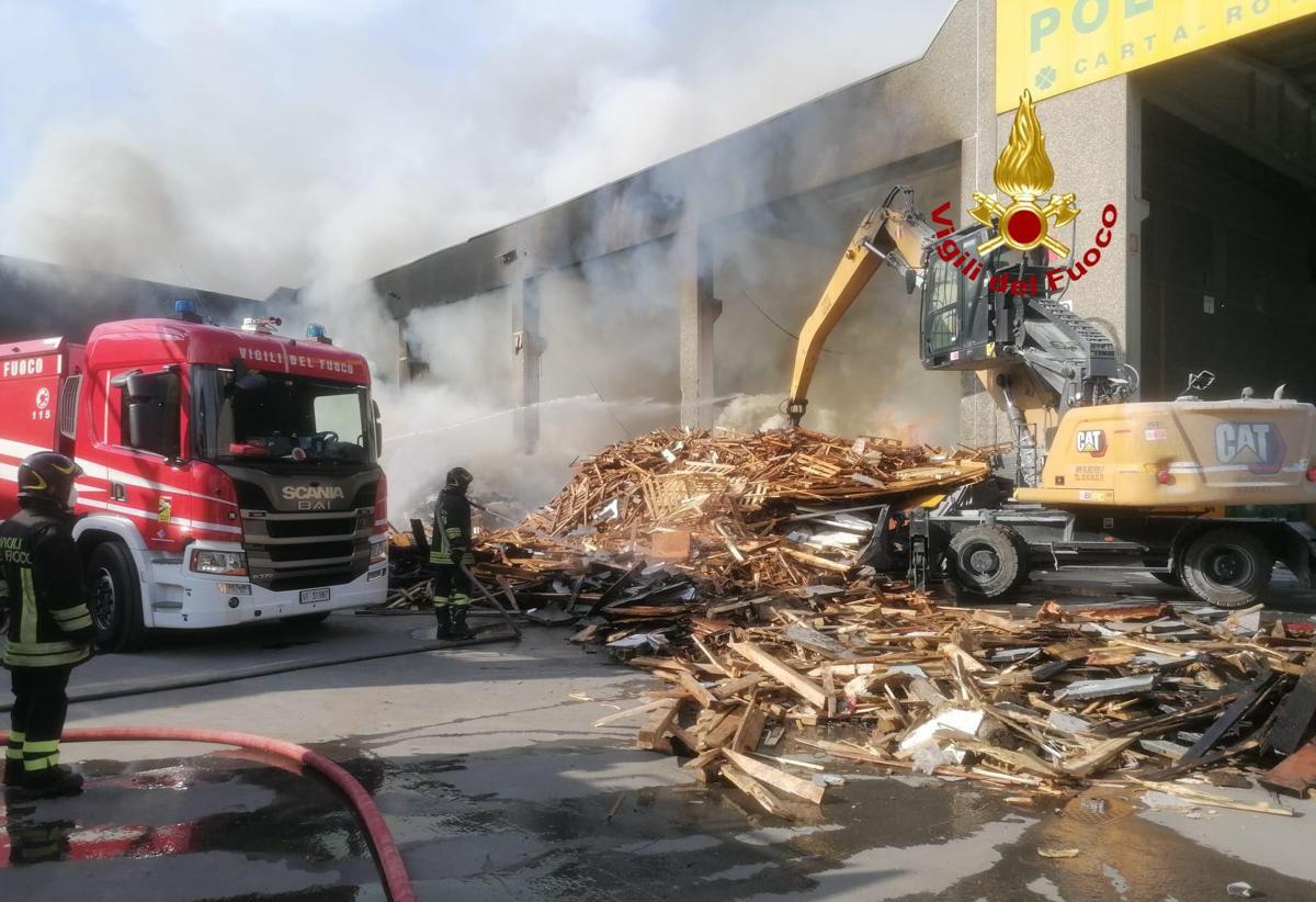 Ancora un rogo a Milano, scoppia incendio nella Polirecuperi srl - Video - 
