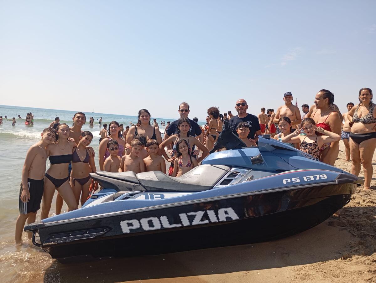 Agenti in spiaggia: moto d'acqua e cavalli della Polizia incontrano i ragazzi del grest alla Playa - 