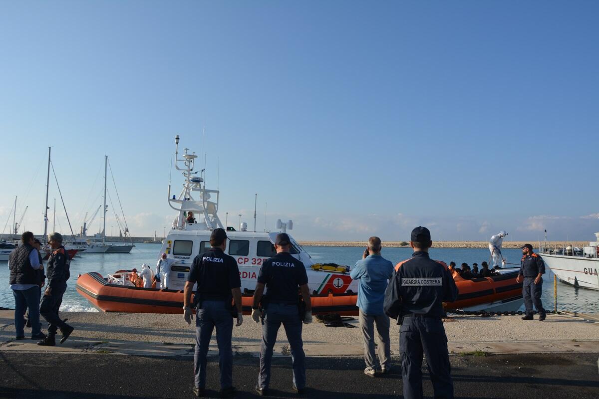 Tre presunti scafisti fermati dopo lo sbarco di 46 migranti a Pozzallo - 