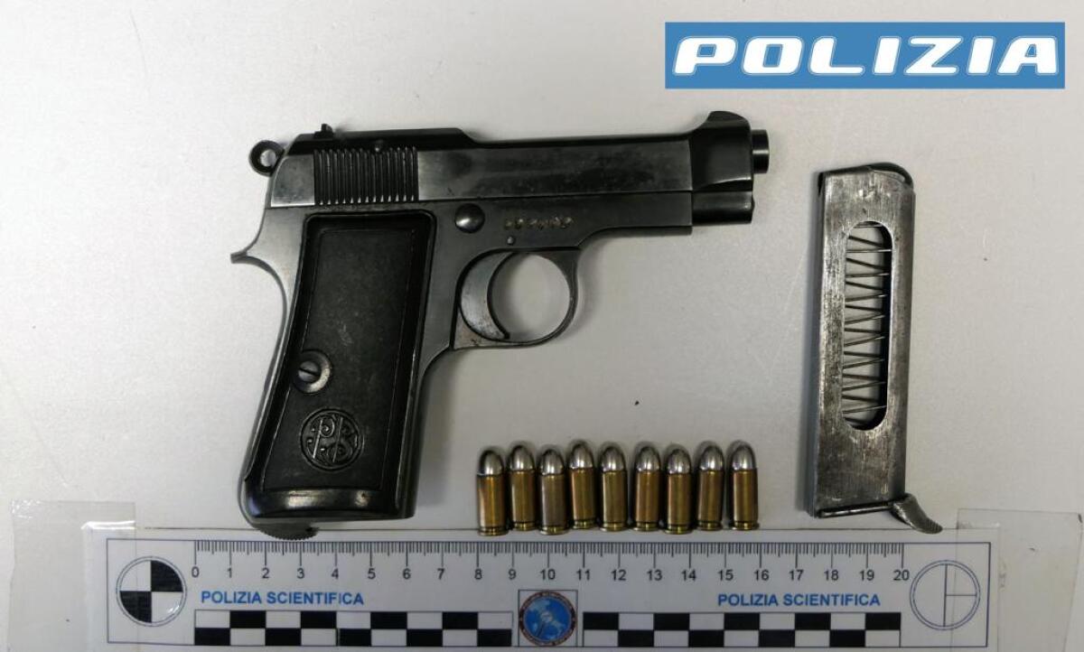 Comiso, arrestato 29enne per porto di arma clandestina: sequestrata pistola a salve manomessa - 