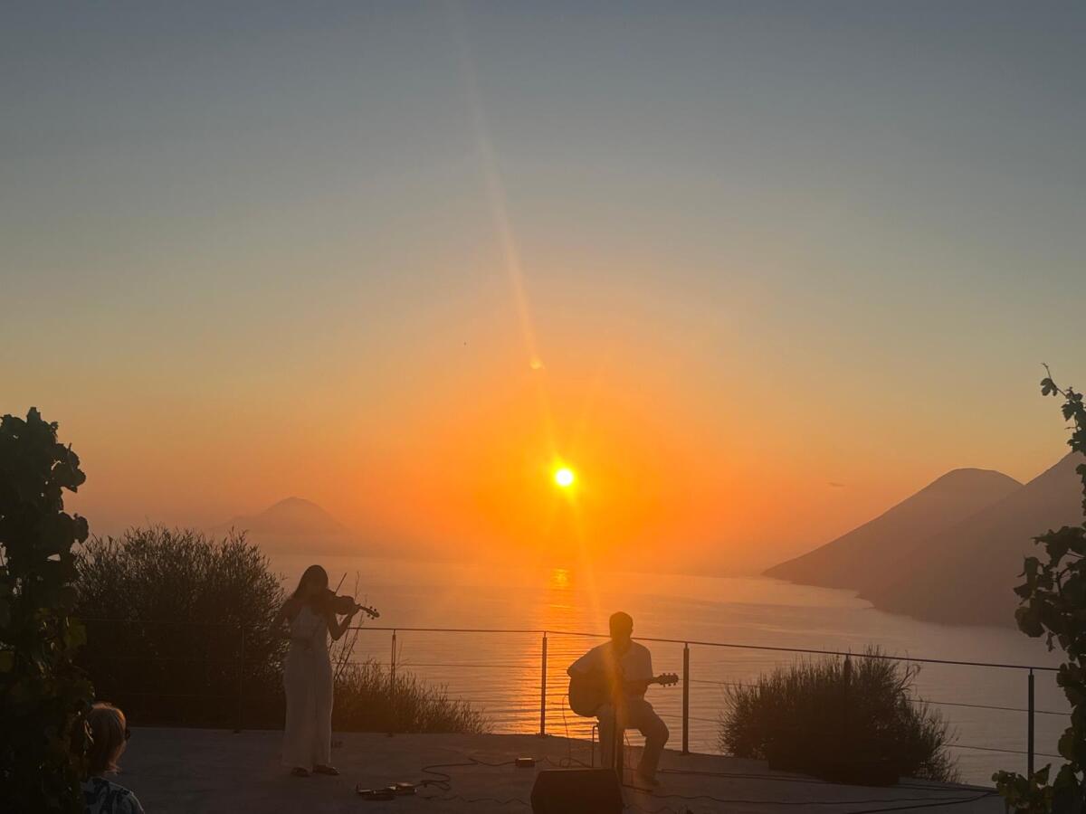 Torna 'Sunset Live Music' a Tenuta di Castellaro: nove concerti al tramonto tra le vigne delle Eolie - 