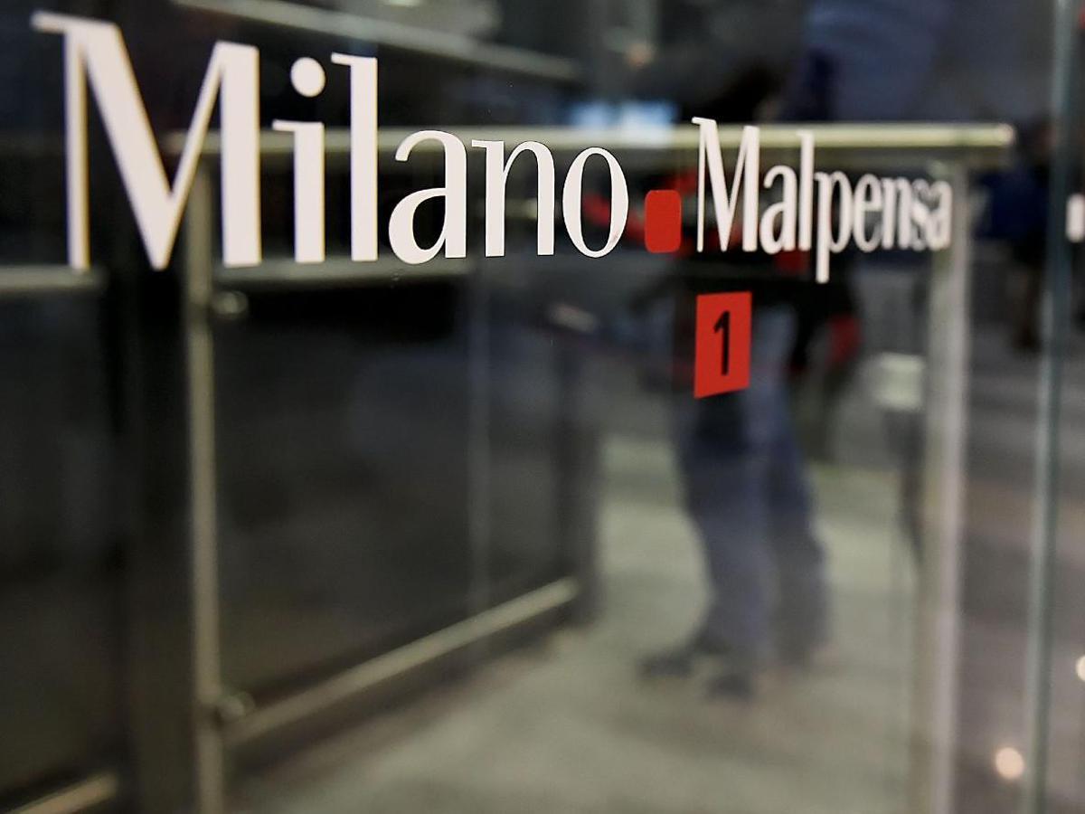 Malore per comandante aereo, atterraggio d'emergenza a Malpensa - 