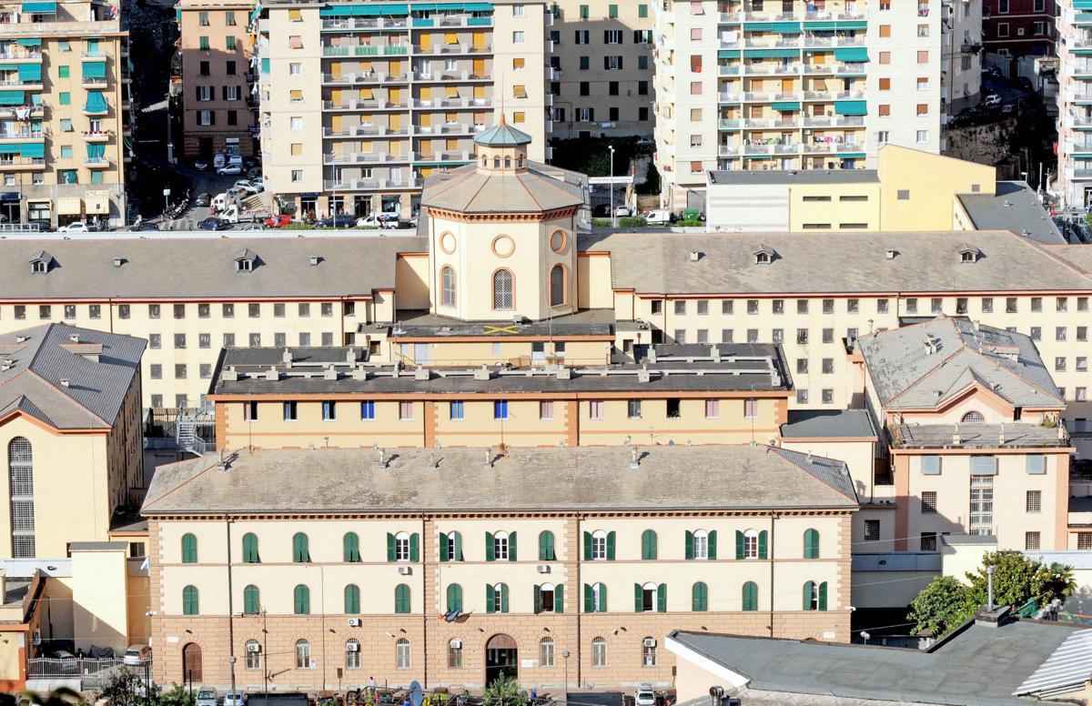 Detenuto sale sul tetto, la protesta nel carcere Marassi di Genova - 