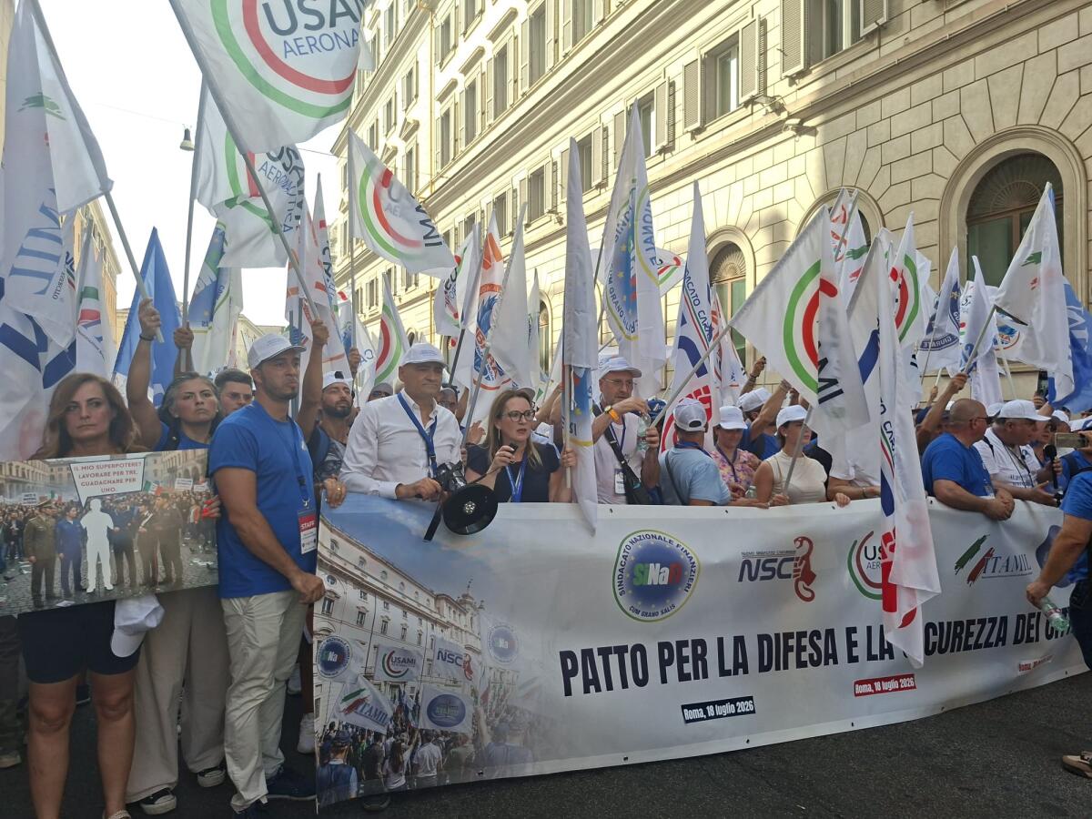 Roma, 6mila militari in corteo: «Serviamo l'Italia, chiediamo rispetto» - 