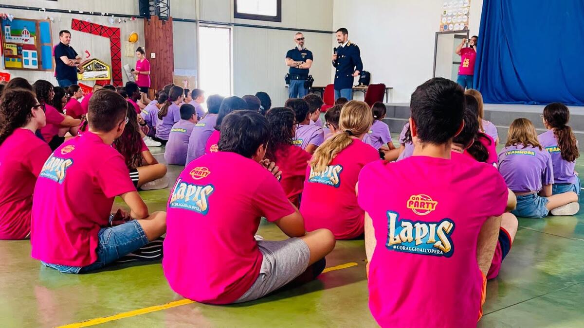 La Polizia di Stato incontra i ragazzi del Grest a Ragusa: visite alla «Volante» e dialogo sul coraggio - 
