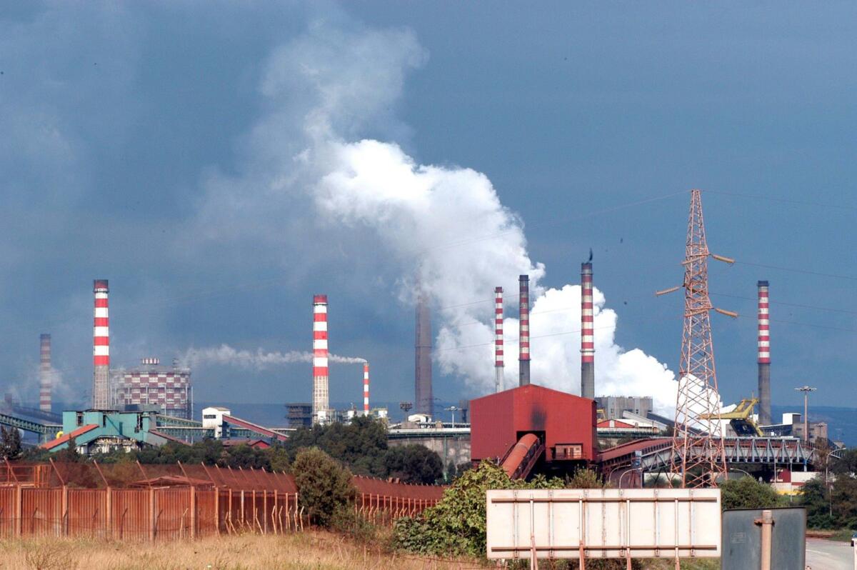 Ex Ilva, Meloni convoca Palazzo Chigi dopo la sospensione dell'area a caldo: governo conferma 100 mln - 