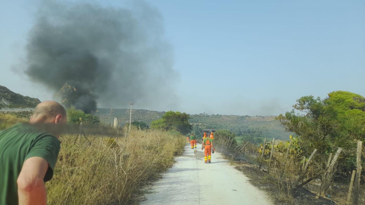 Incendi in Sicilia: fronti attivi, evacuazioni a Enna e Modica; blackout e interventi aerei — aggiornamento 19 luglio - 