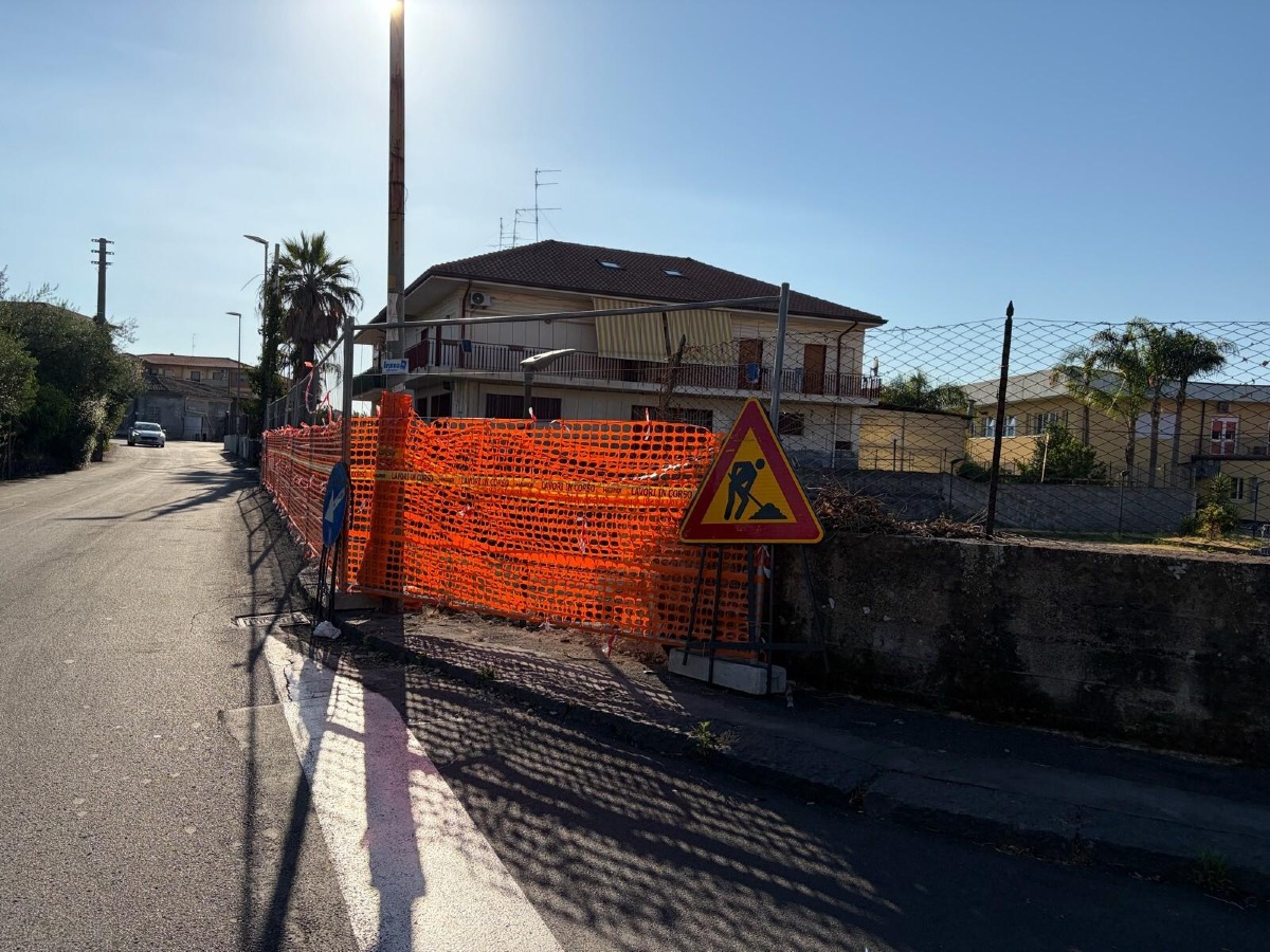 Lavori per il rifacimento del muro scuola Madre Teresa di Calcutta Tremestieri Etneo