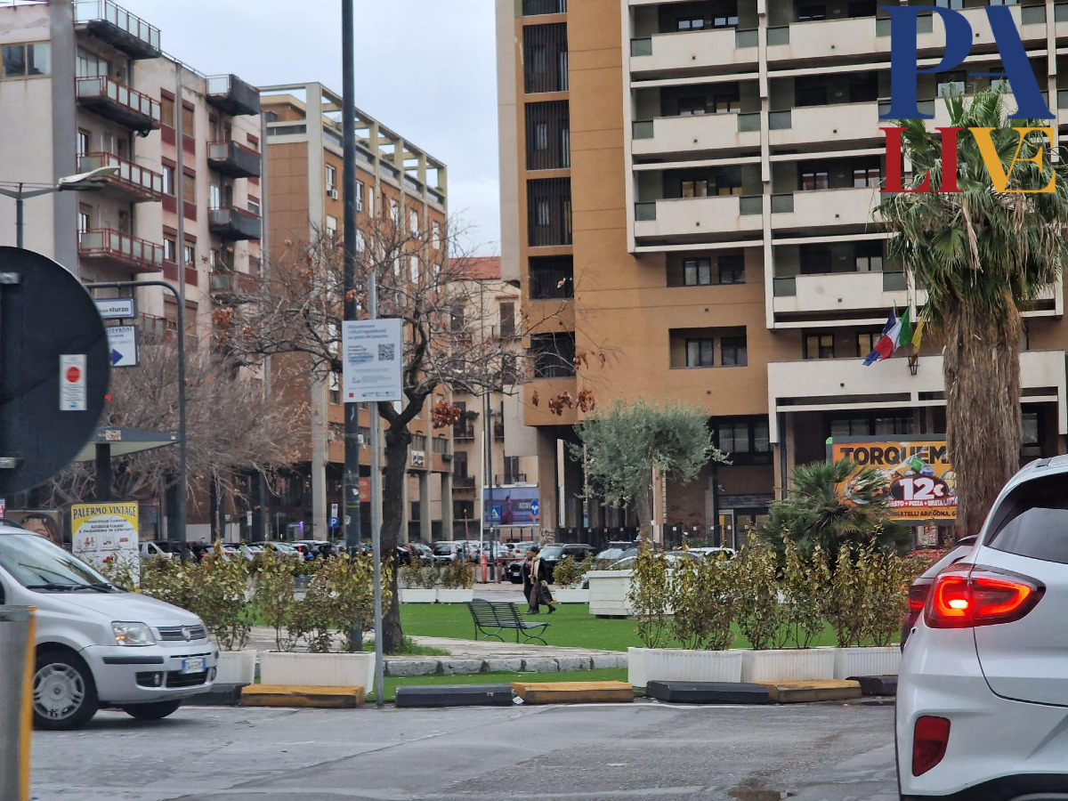 Rissa a piazza Sturzo vicino al Politeama: 23enne ferito al volto, indagano i carabinieri - 