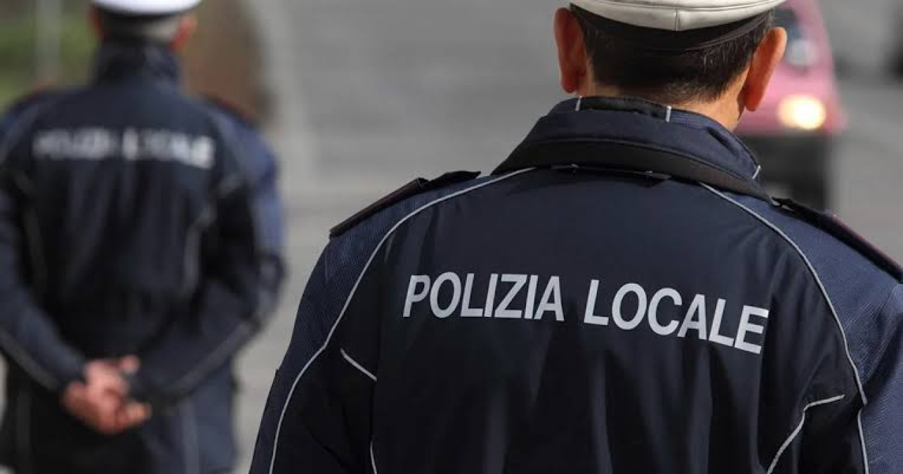 Agente della polizia locale colpito con una pietra a viale Kennedy: il sindacato chiede interventi immediati - 
