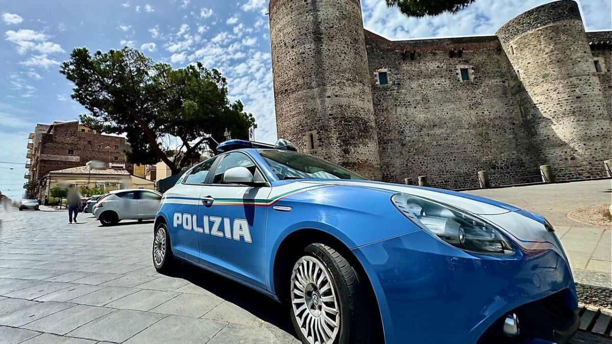 Castello Ursino: denunciato un uomo che infastidiva passanti in piazza Federico II - 