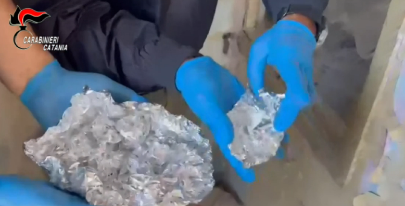 Catania, San Cristoforo: sequestrati oltre 1 kg di cocaina, munizioni e silenziatore in un appartamento abbandonato - 