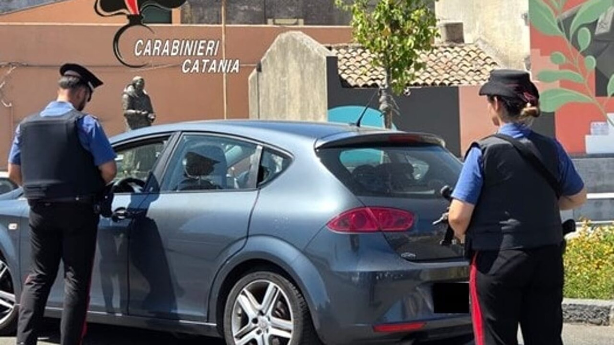 Inseguimento a Motta Sant'Anastasia: due giovani arrestati, guidavano senza patente né assicurazione - 
